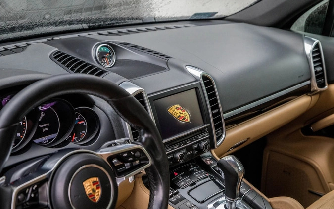 Porsche Cayenne cena 85000 przebieg: 440000, rok produkcji 2015 z Łeba małe 172